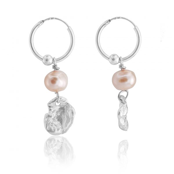 Express your individual style effortlessly these beautiful Sia Pearl Earrings from Elleca. We have added our Maji free form pieces to the earrings to give them a unique look.