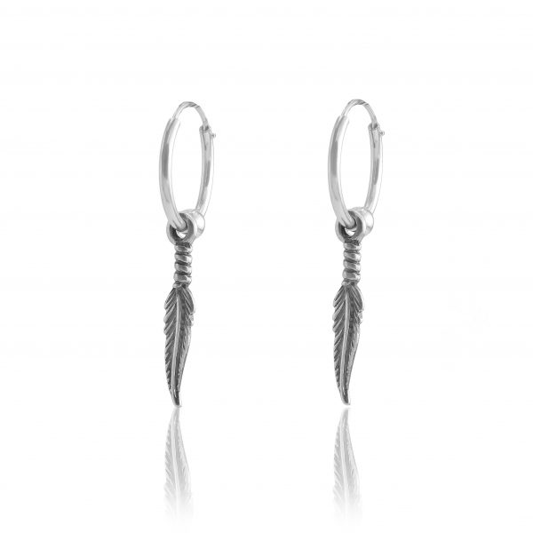 These amazing and stylish earrings feature a highly detailed pair of feathers that dangle elegantly from a loop.